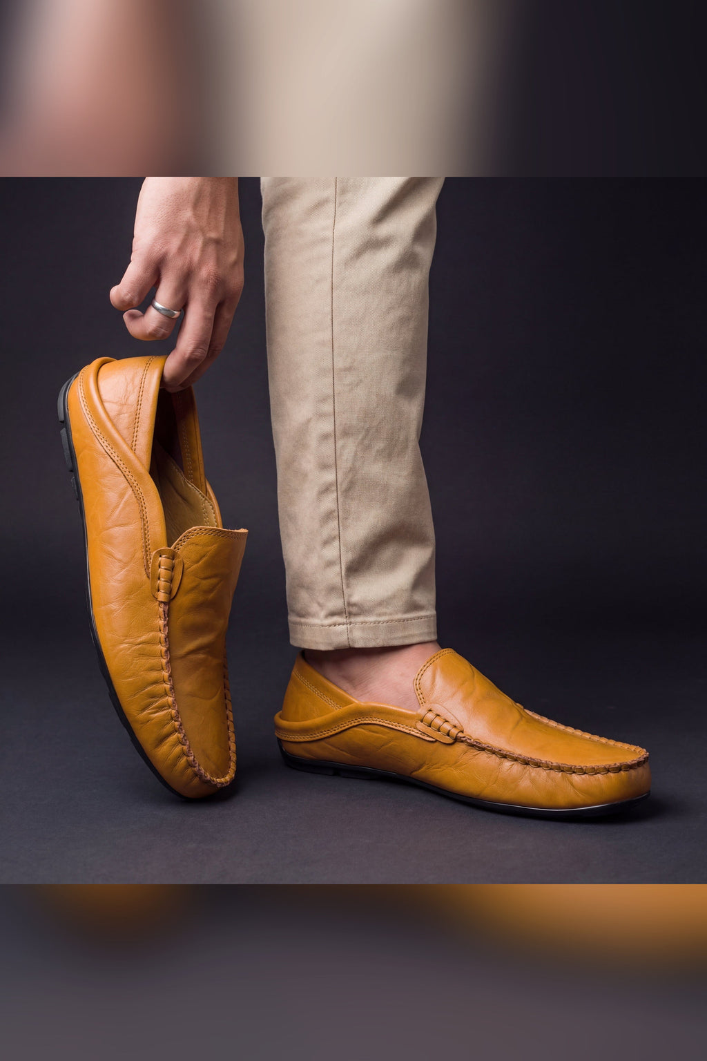 Mocasín de piel artesanal en camel