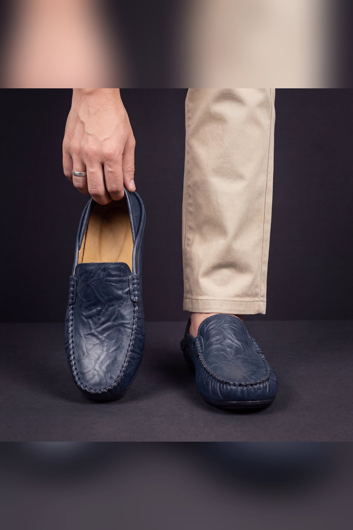 Mocasín de piel artesanal en azul marino