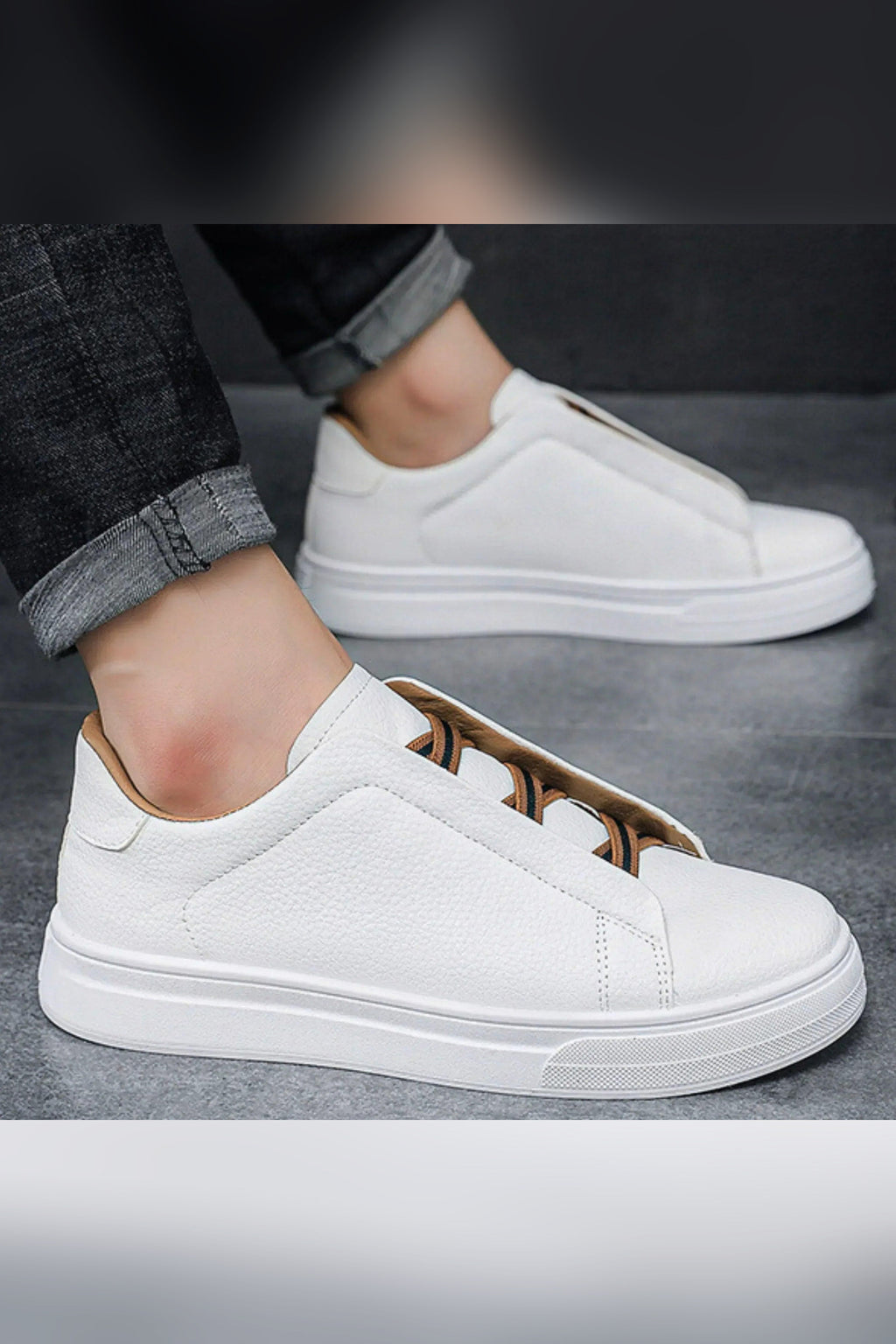 Zapatilla de piel sin cordones en blanco