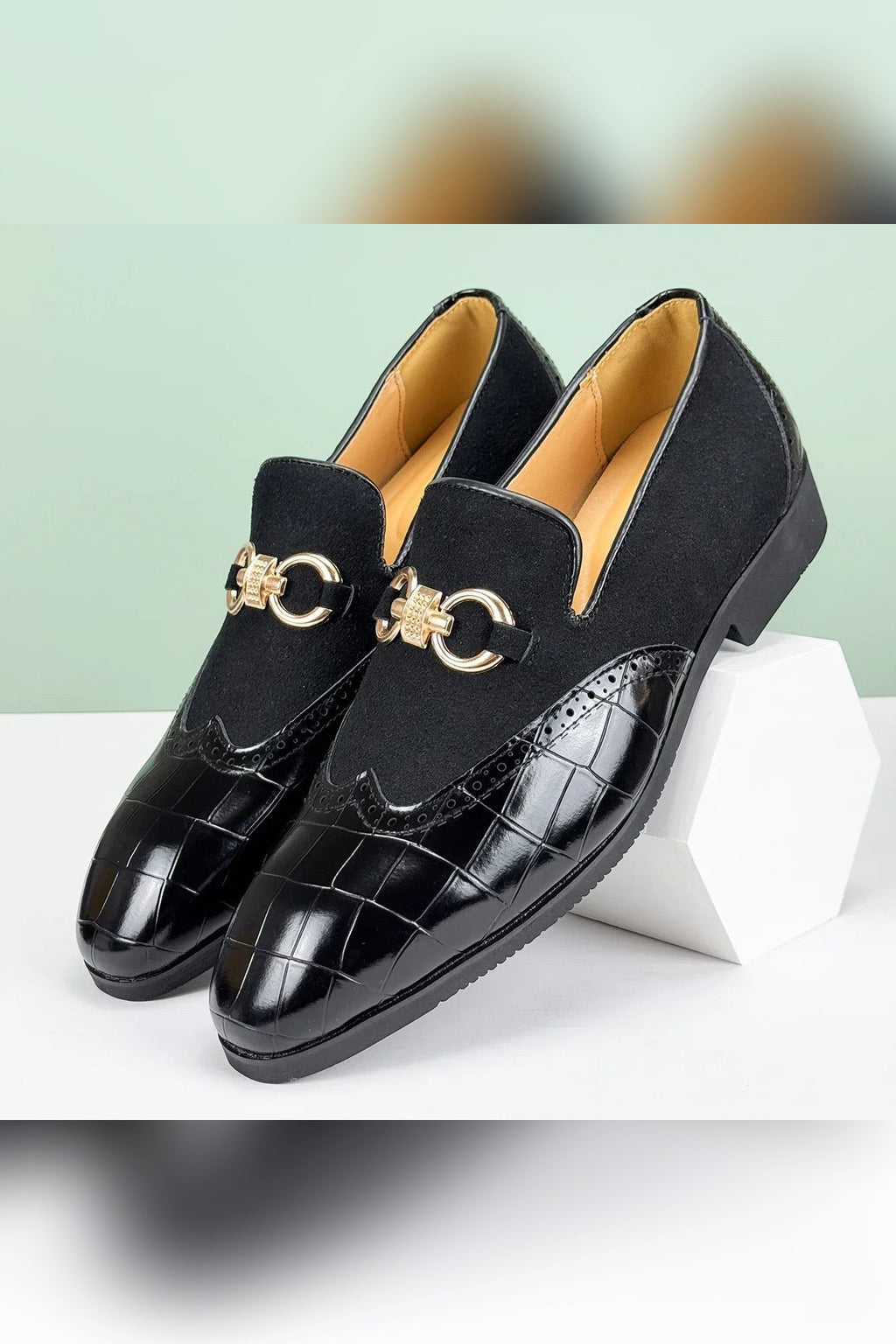 Mocasín de piel y ante con hebilla dorada en negro