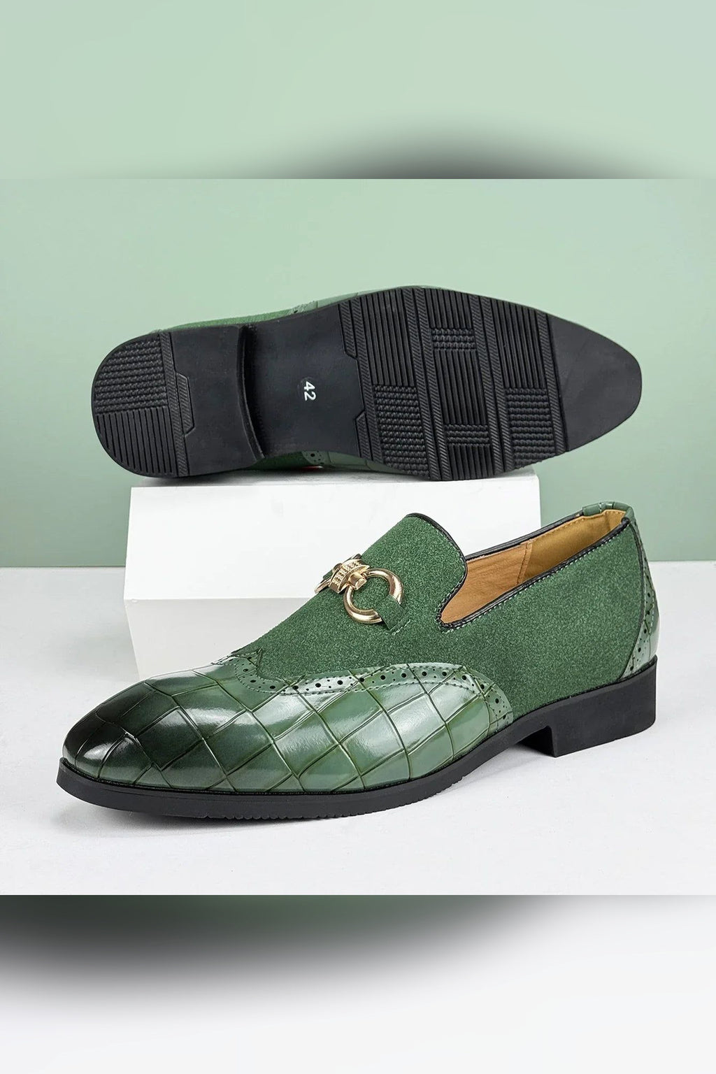 Mocasín de piel y ante con hebilla dorada en verde