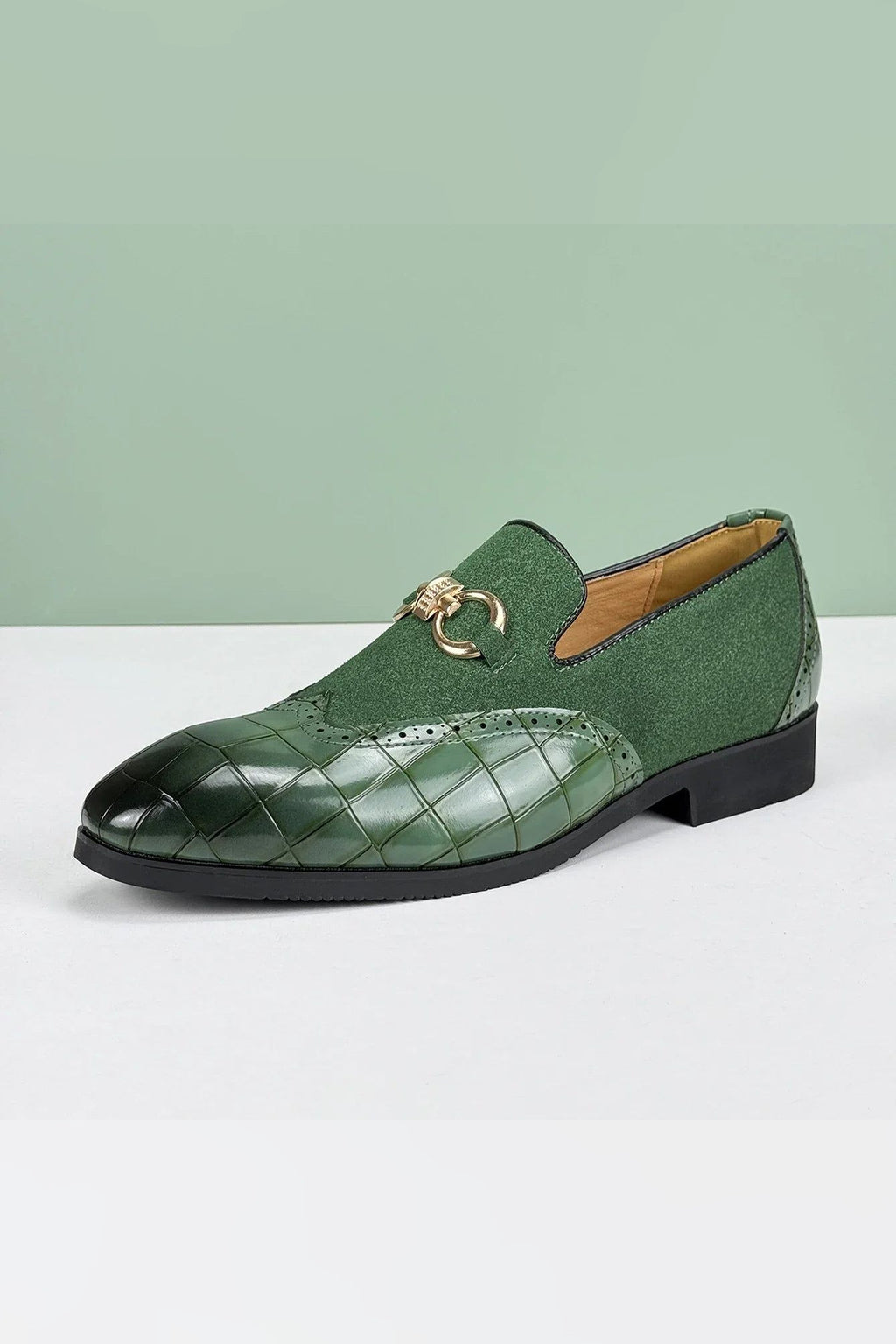 Mocasín de piel y ante con hebilla dorada en verde