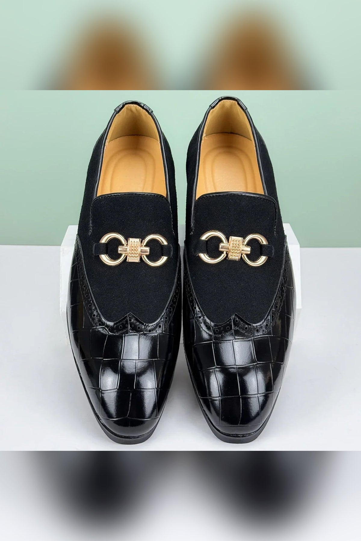 Mocasín de piel y ante con hebilla dorada en negro