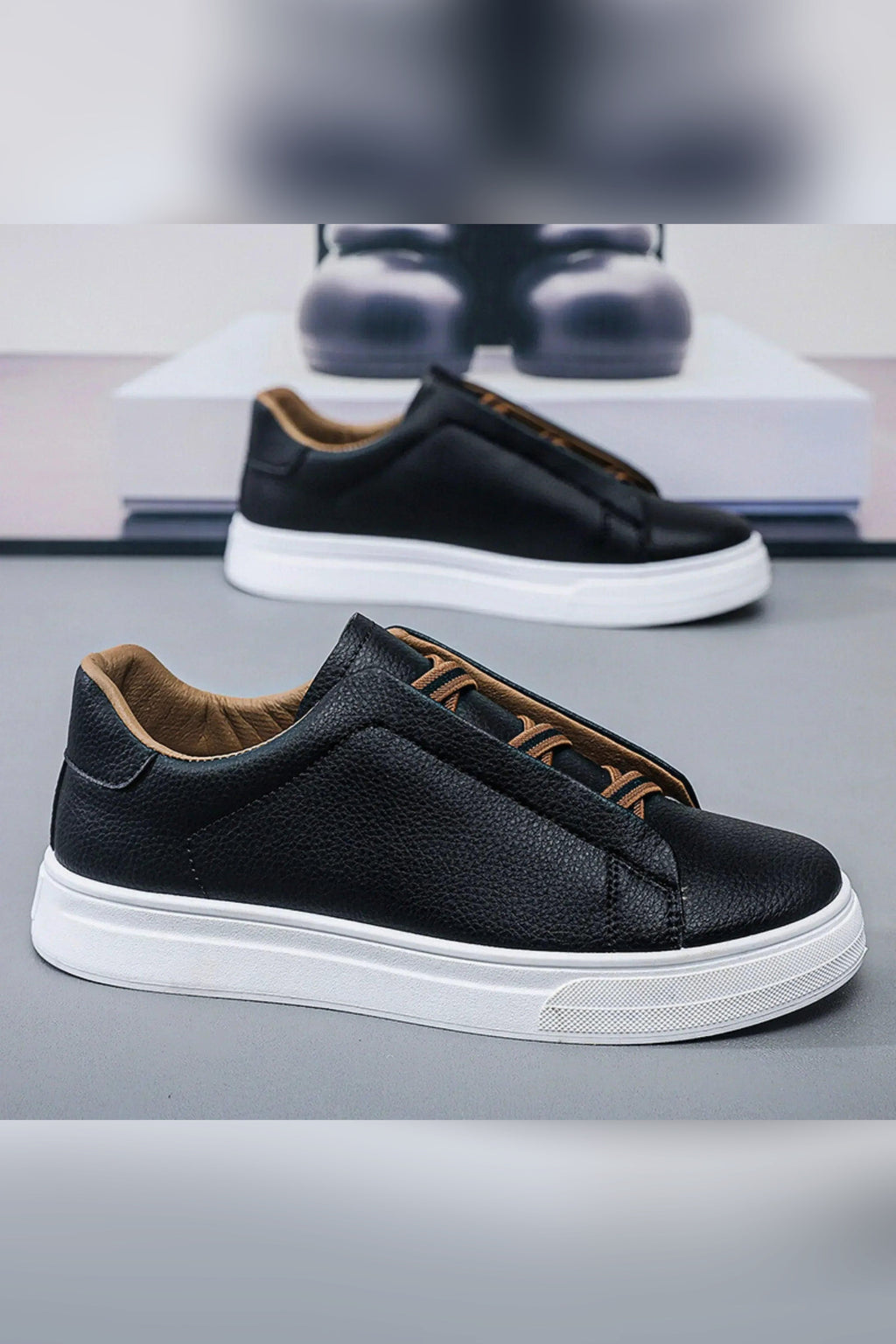 Zapatilla de piel sin cordones en negro