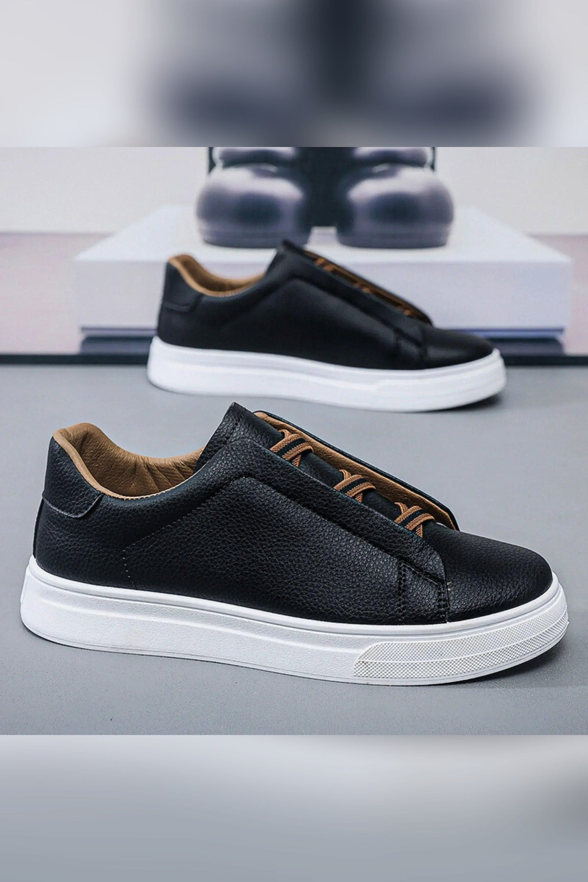 Zapatilla de piel sin cordones en negro