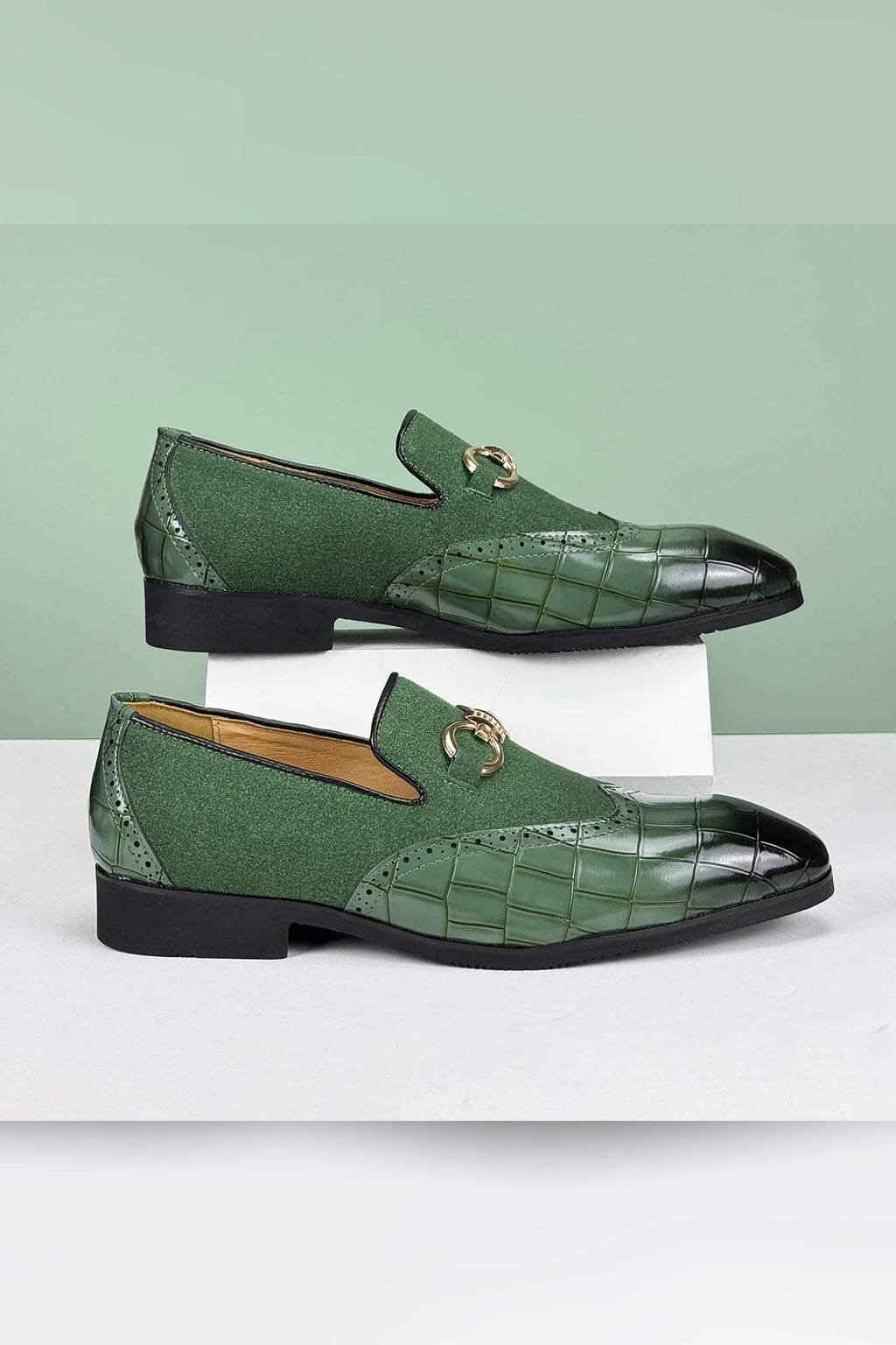 Mocasín de piel y ante con hebilla dorada en verde