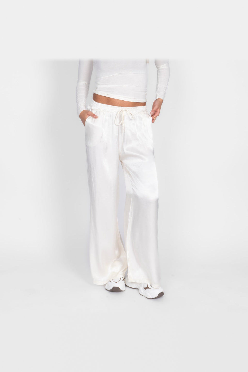 Pantalón de satén de pierna ancha en blanco
