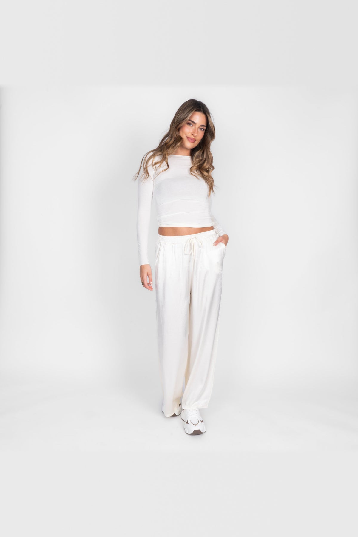 Pantalón de satén de pierna ancha en blanco