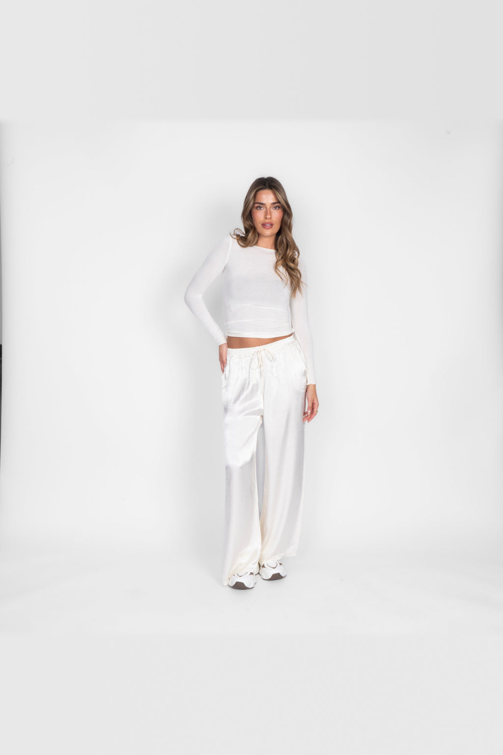 Pantalón de satén de pierna ancha en blanco