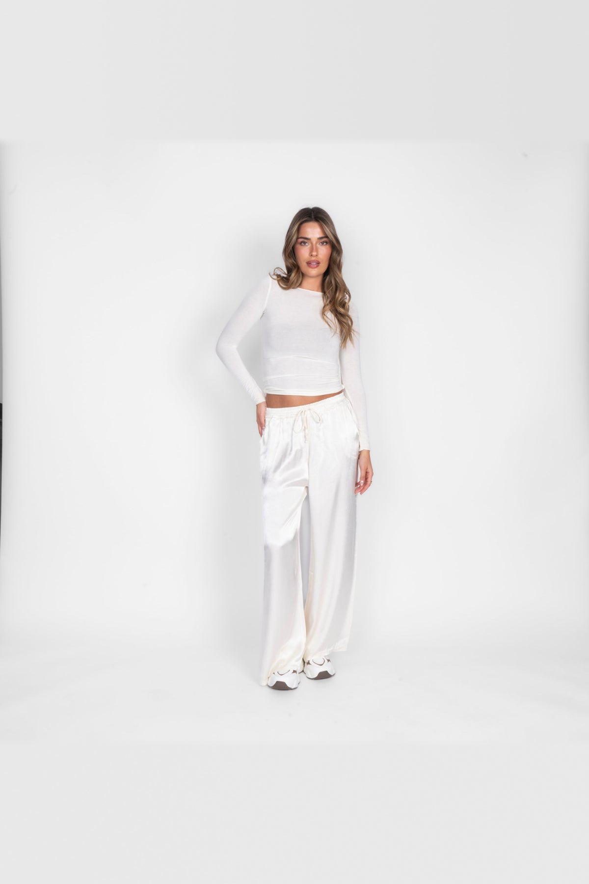 Pantalón de satén de pierna ancha en blanco