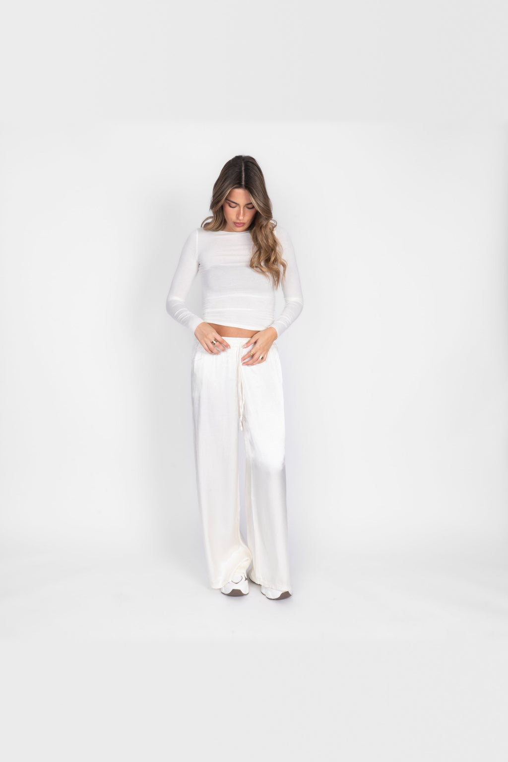 Pantalón de satén de pierna ancha en blanco