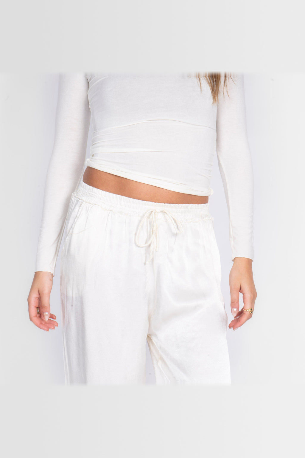 Pantalón de satén de pierna ancha en blanco