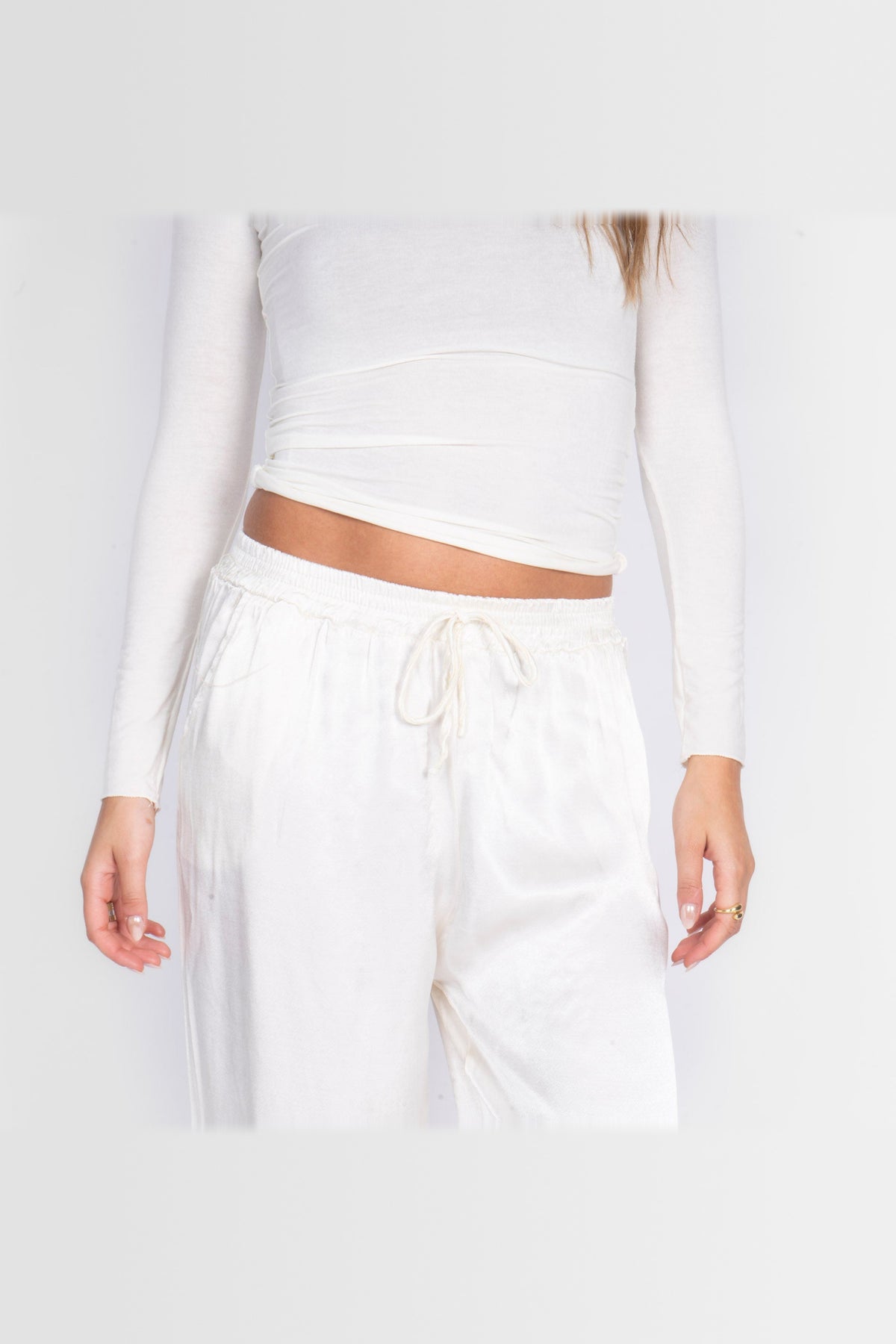 Pantalón de satén de pierna ancha en blanco