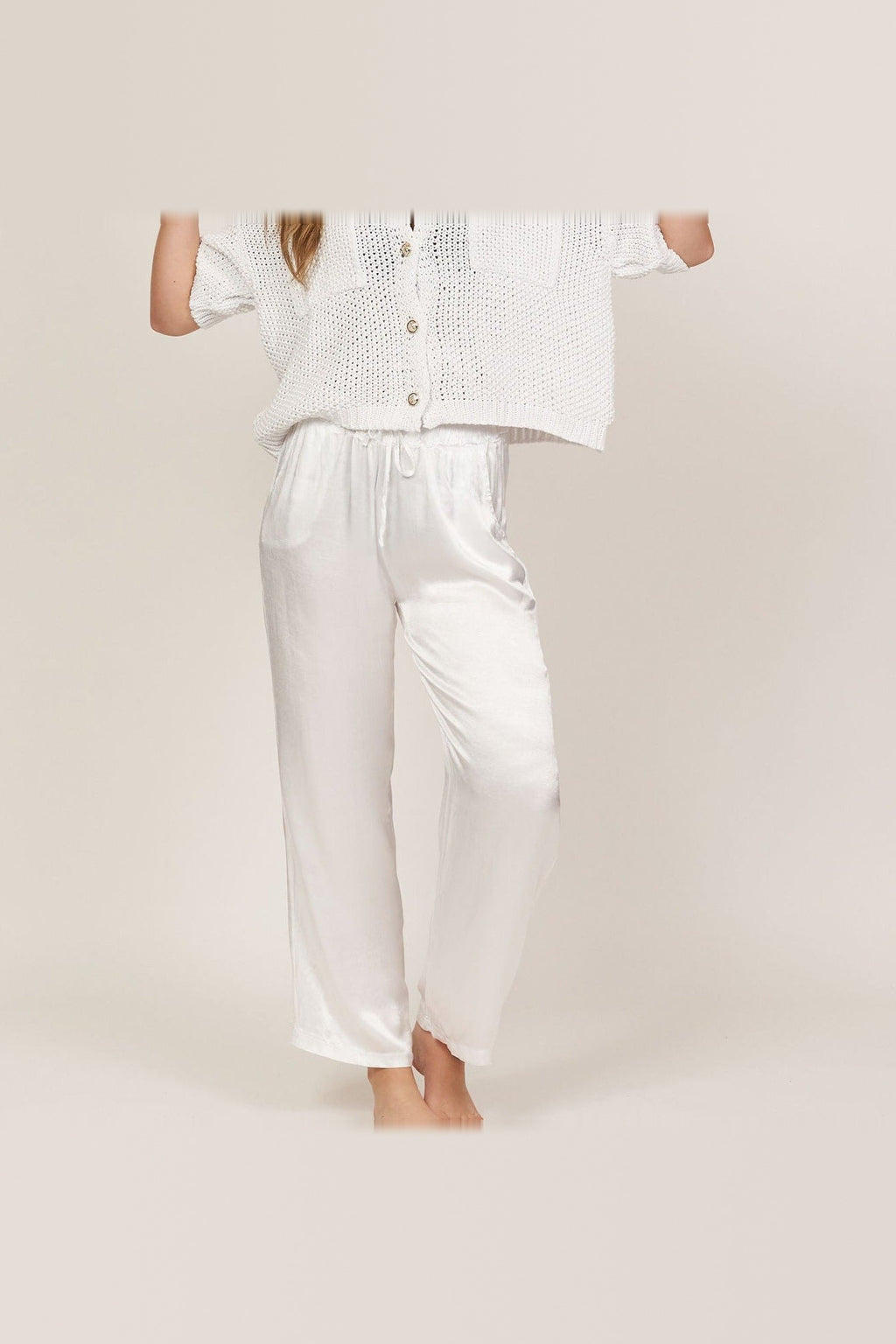 Pantalón de satén de pierna ancha en blanco
