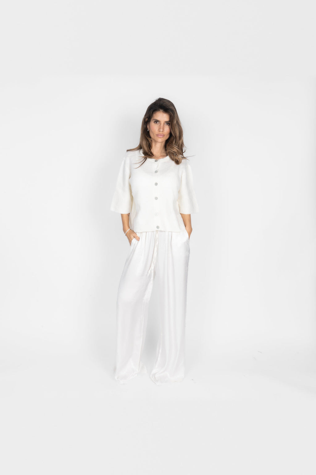 Pantalón de satén de pierna ancha en blanco