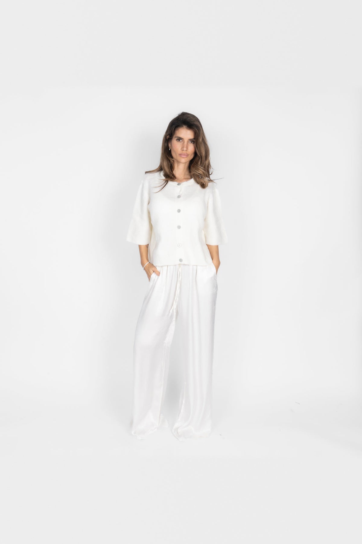 Pantalón de satén de pierna ancha en blanco