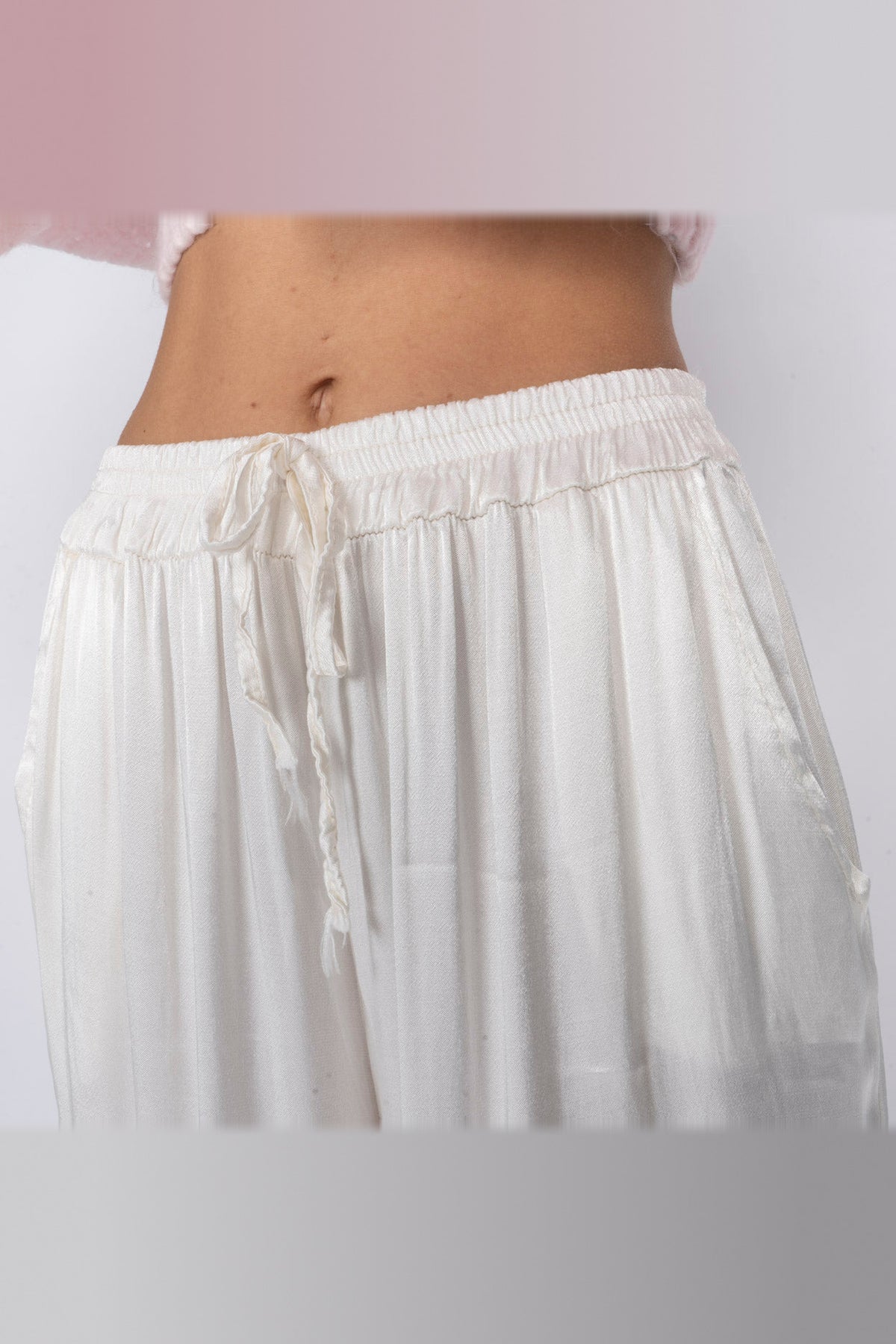 Pantalón de satén de pierna ancha en blanco