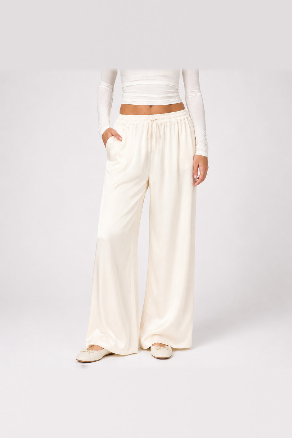 Pantalón de satén de pierna ancha en marfil