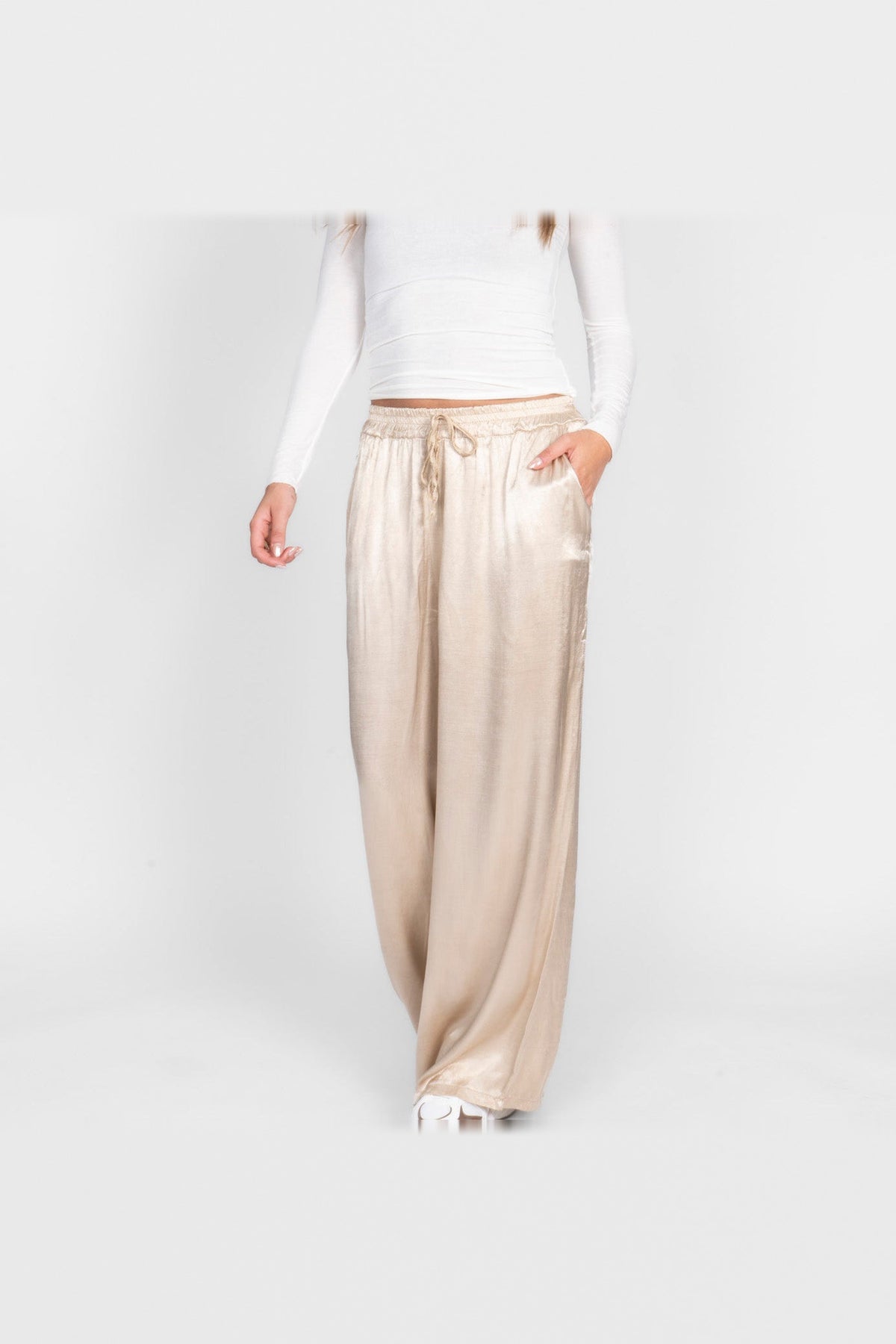 Pantalón de satén de pierna ancha en beige