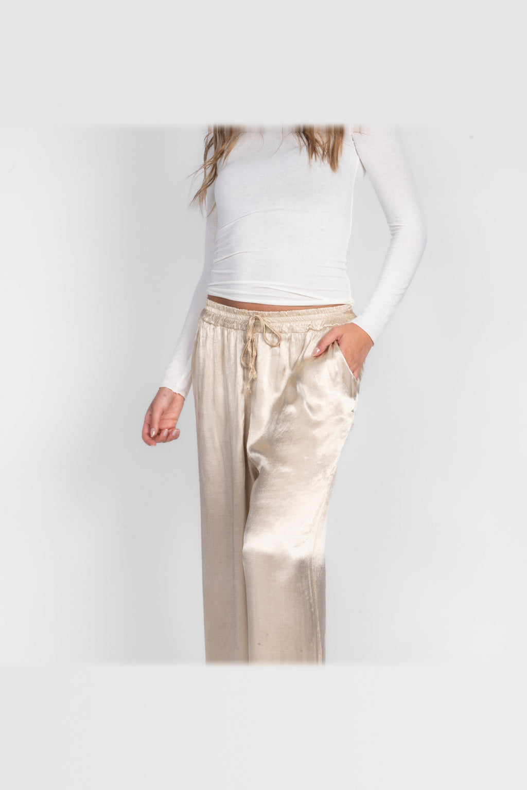 Pantalón de satén de pierna ancha en beige