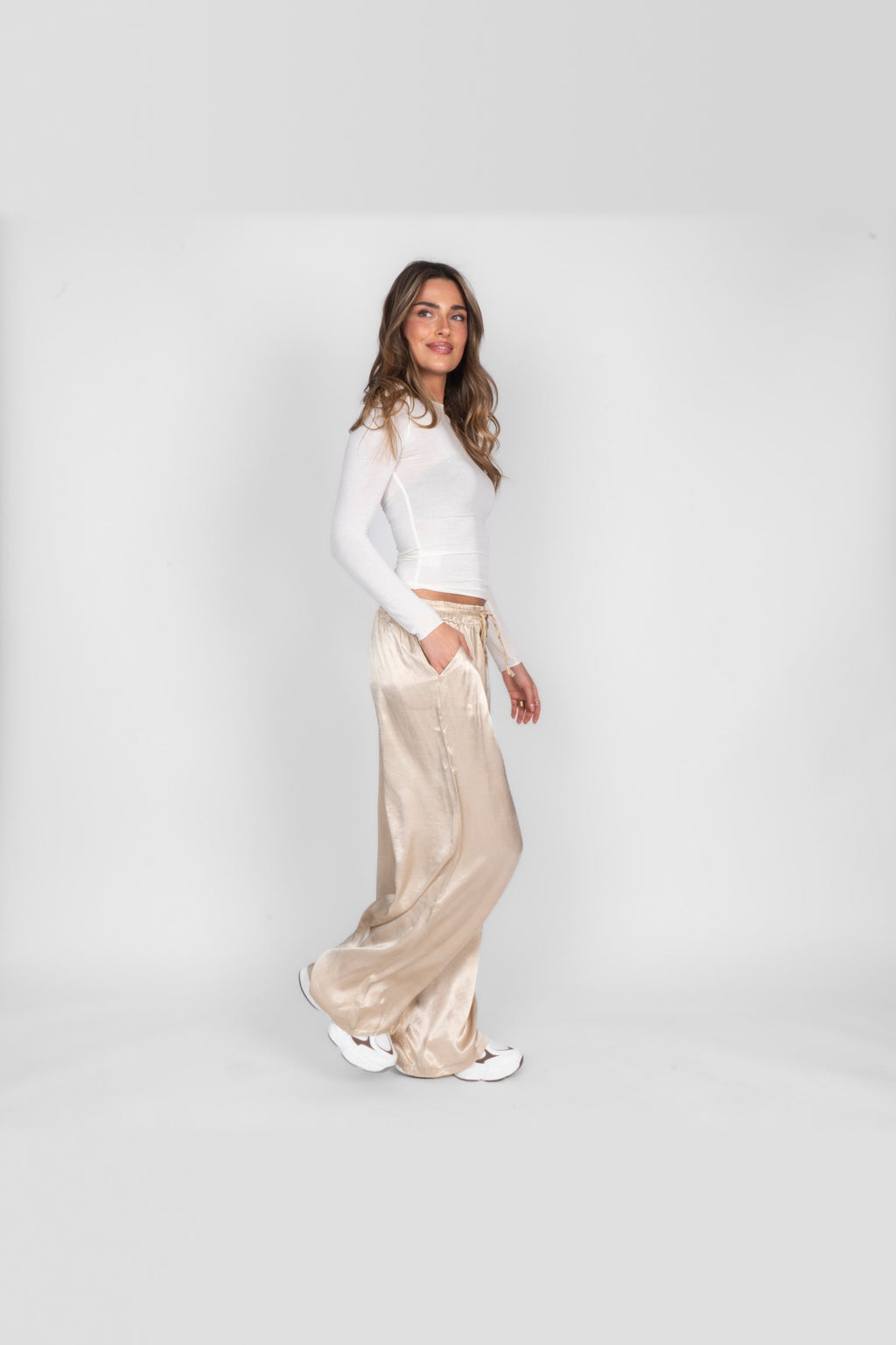 Pantalón de satén de pierna ancha en beige