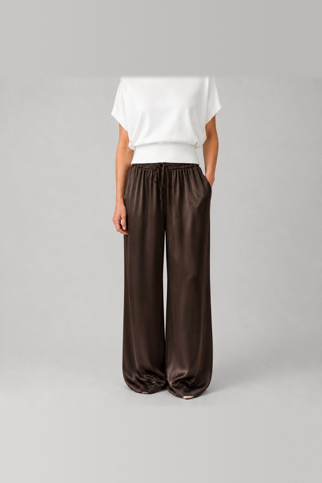 Pantalón de satén de pierna ancha en chocolate