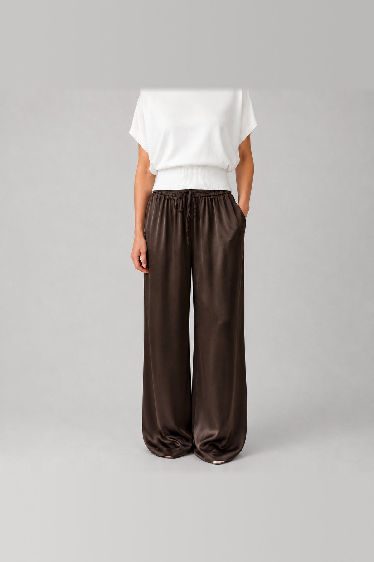 Pantalón de satén de pierna ancha en chocolate