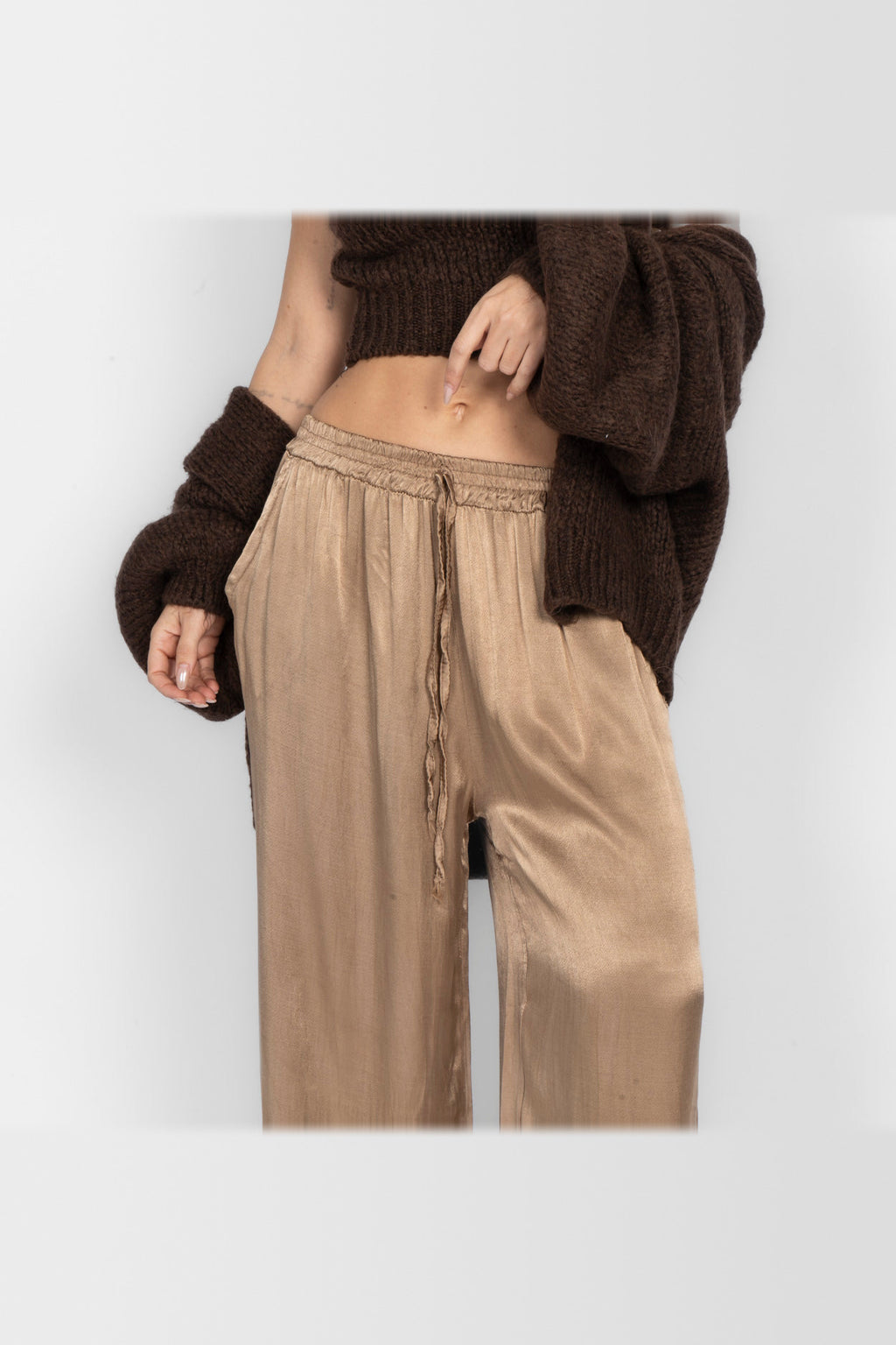 Pantalón de satén de pierna ancha en camel