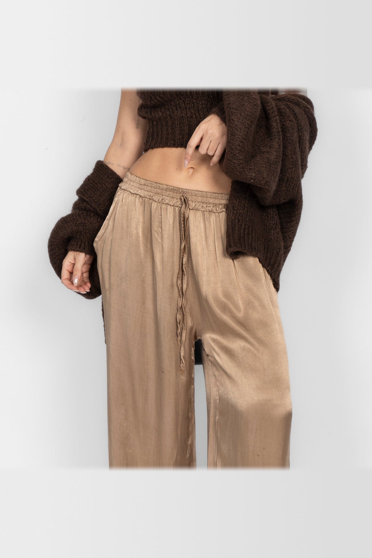 Pantalón de satén de pierna ancha en camel