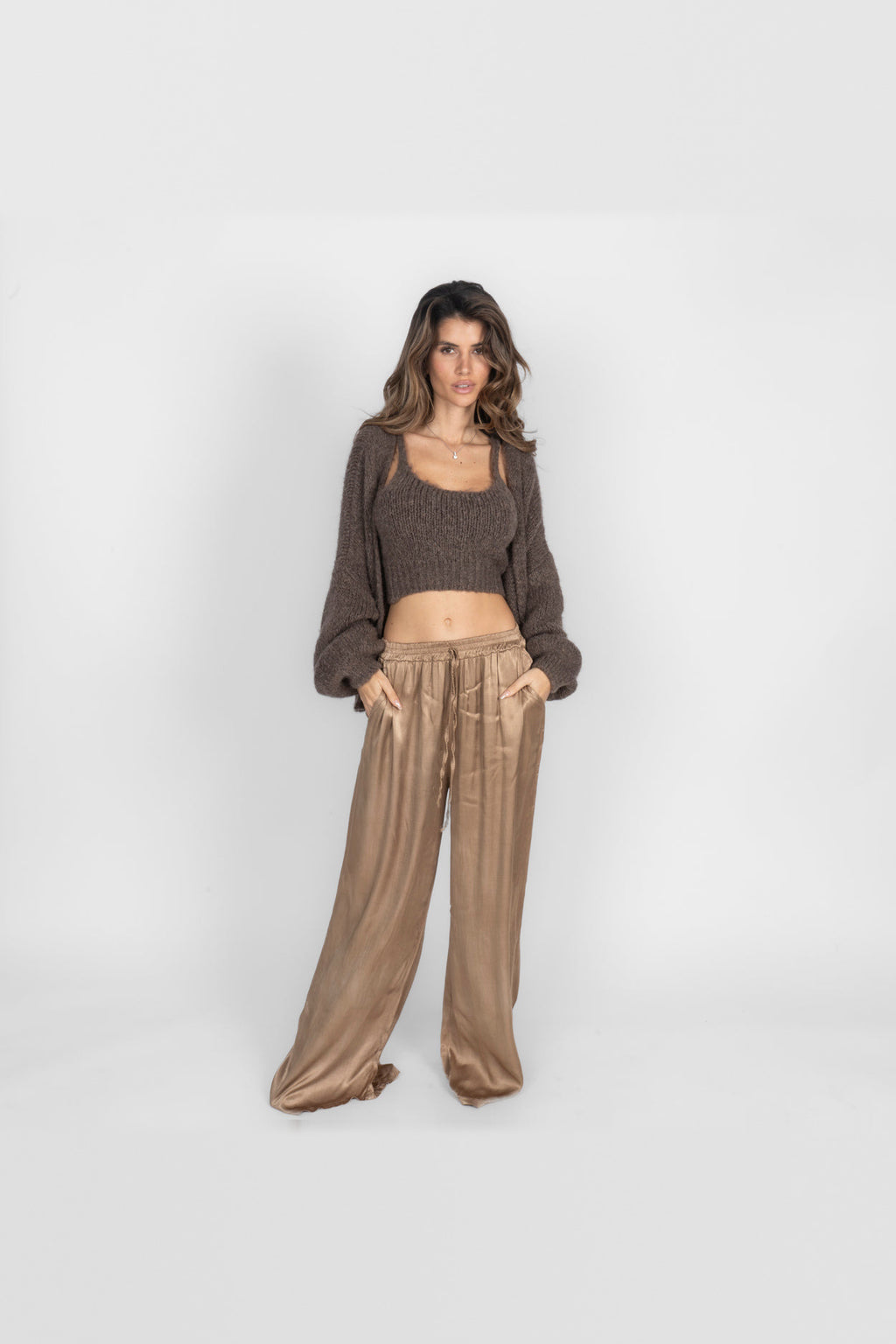 Pantalón de satén de pierna ancha en camel