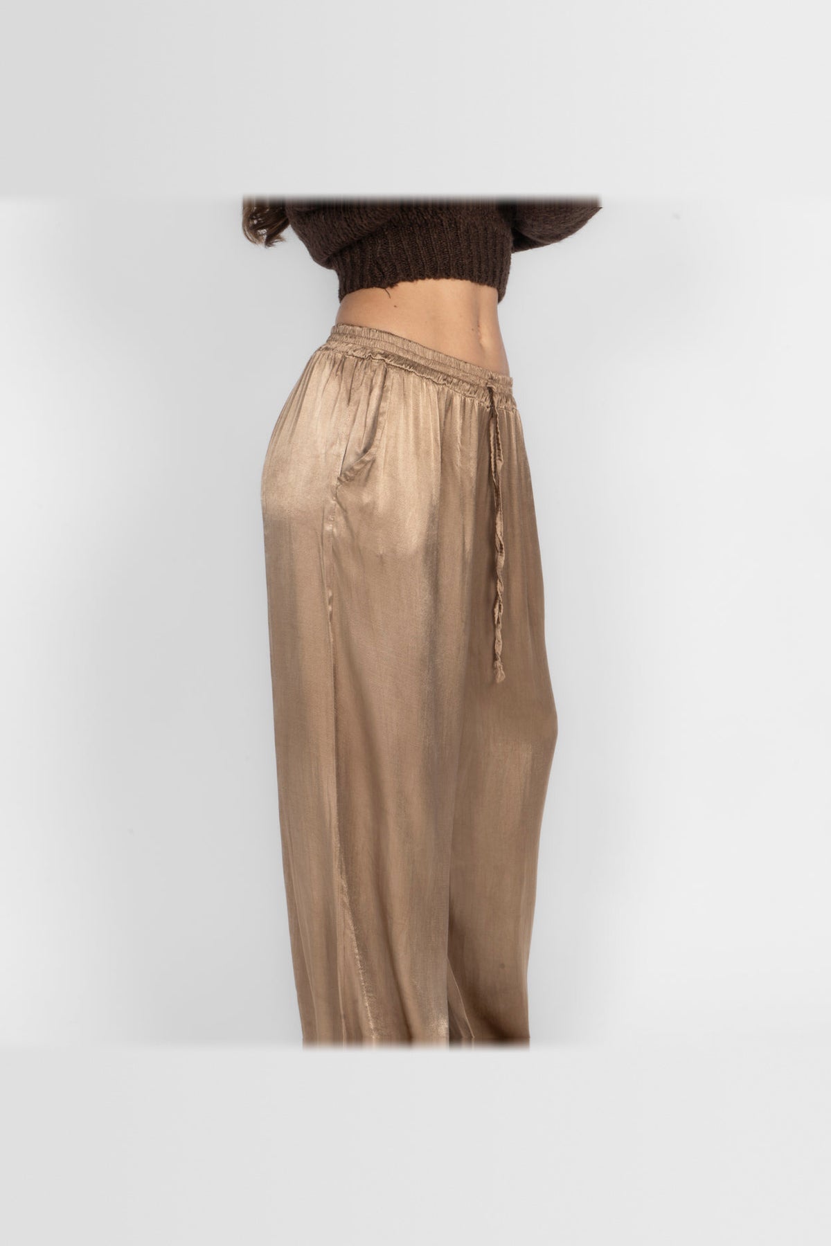 Pantalón de satén de pierna ancha en camel