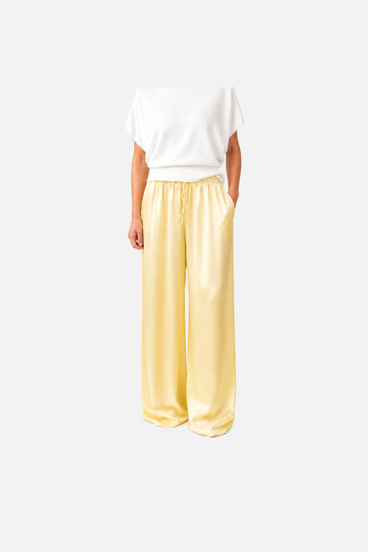Pantalón de satén de pierna ancha en amarillo claro