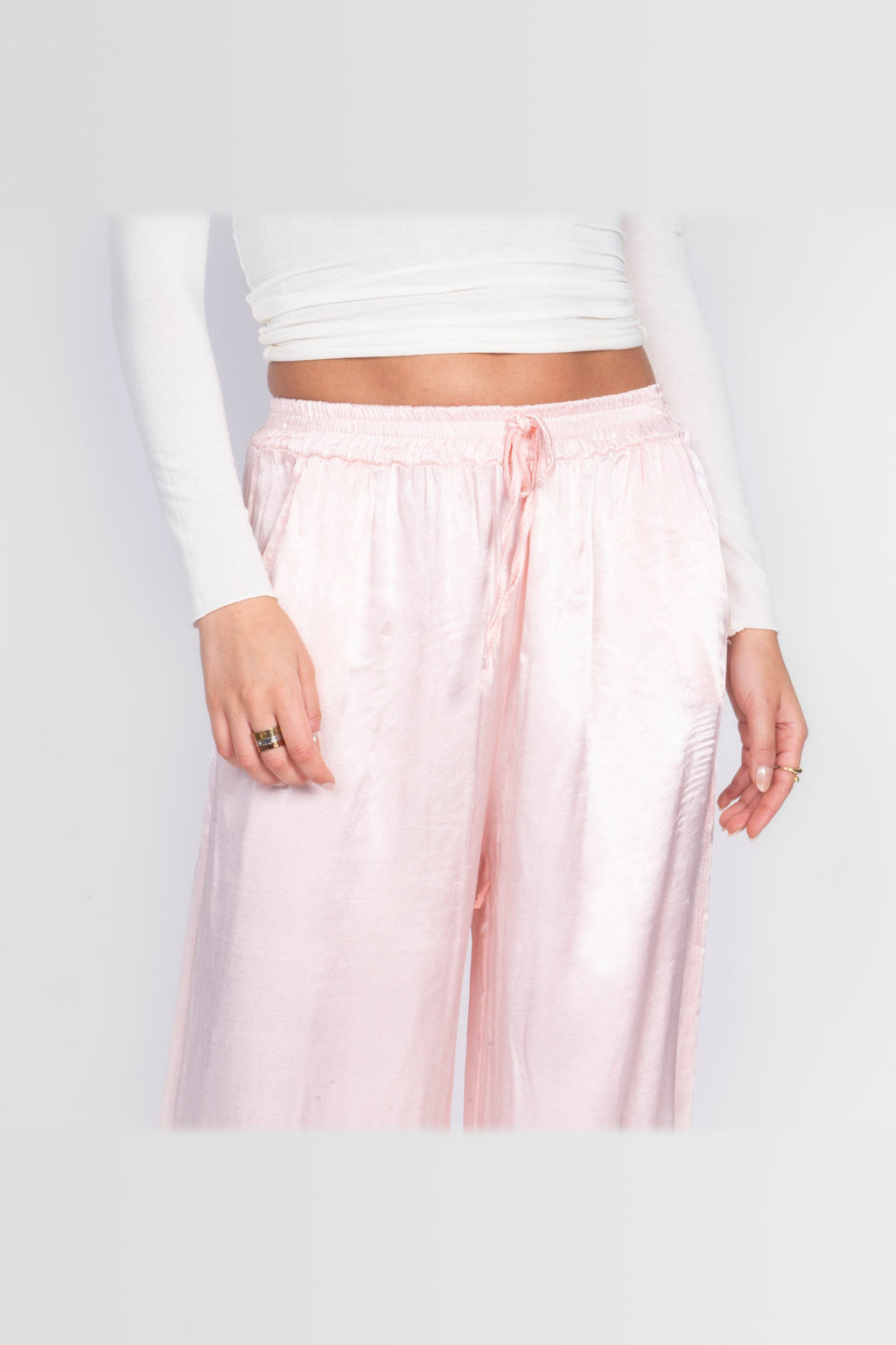 Pantalón de satén de pierna ancha en rosa claro