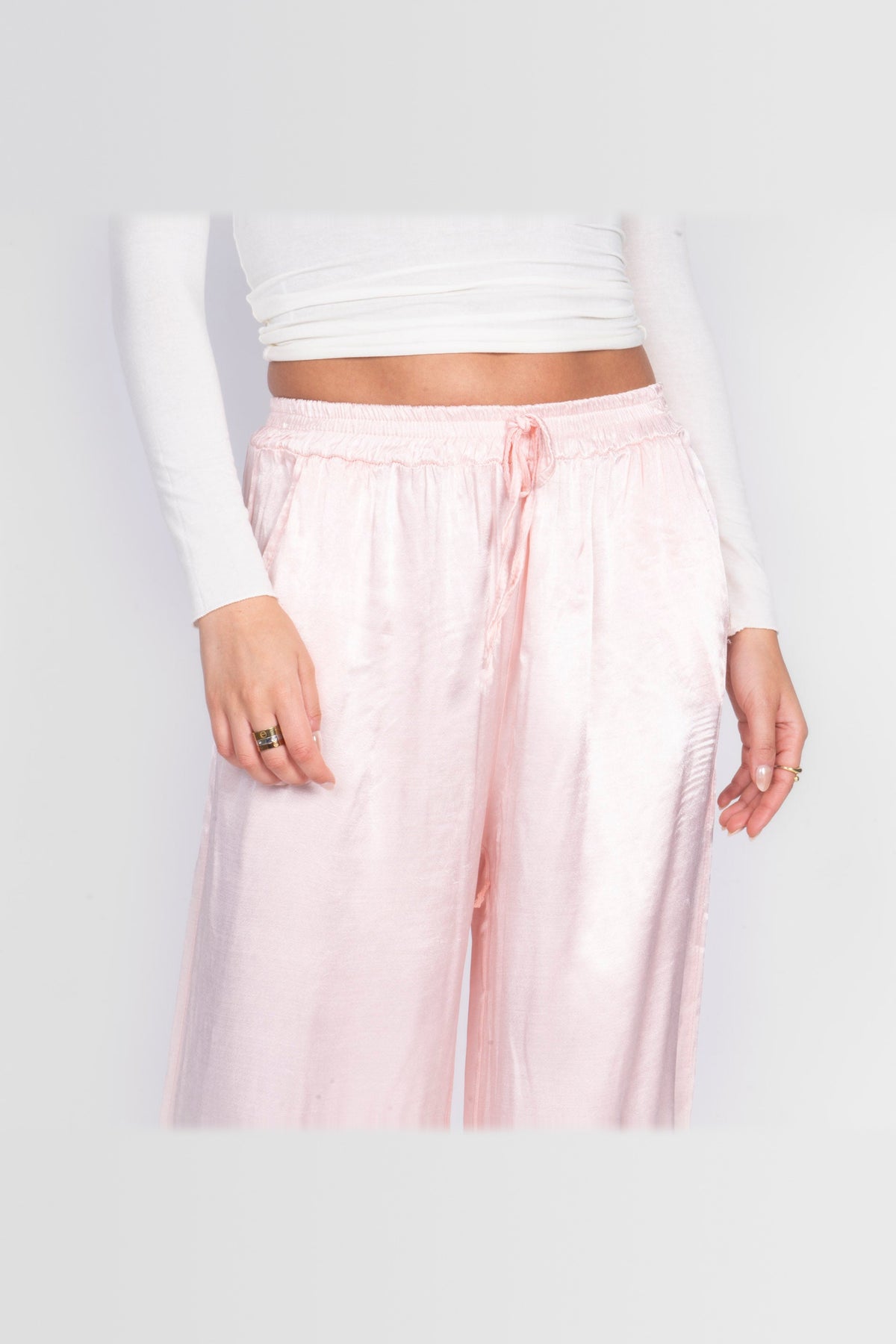 Pantalón de satén de pierna ancha en rosa claro