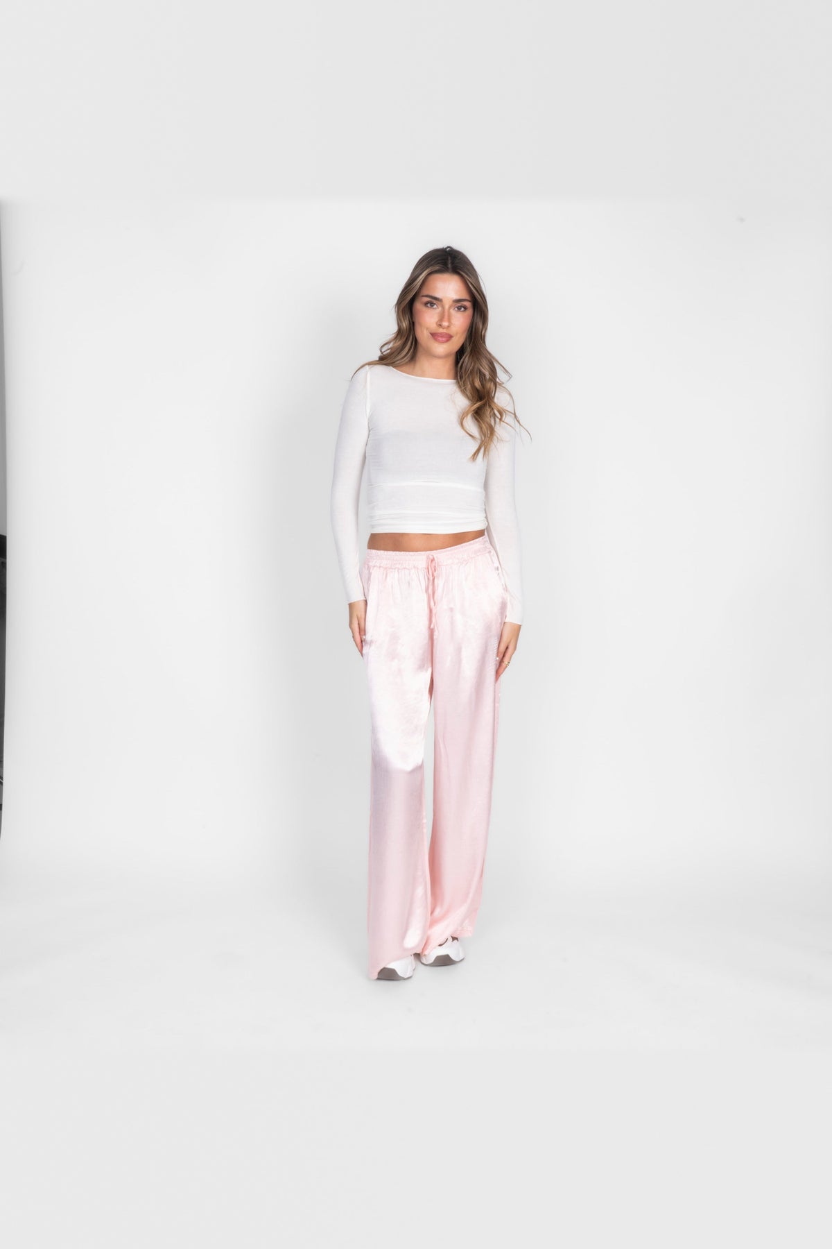 Pantalón de satén de pierna ancha en rosa claro
