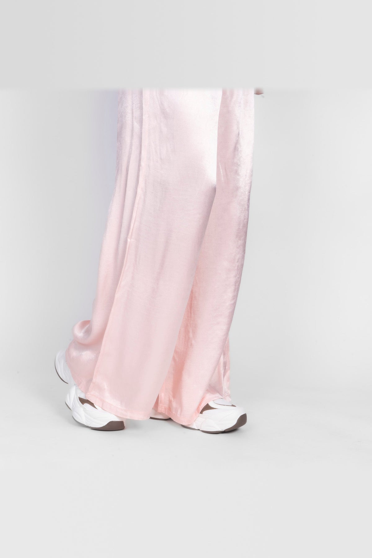Pantalón de satén de pierna ancha en rosa claro