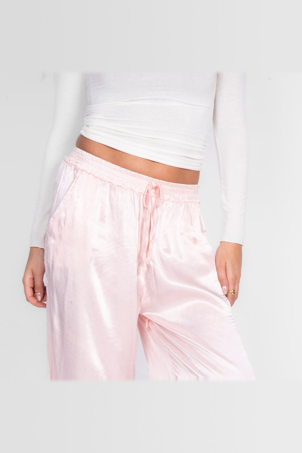 Pantalón de satén de pierna ancha en rosa claro