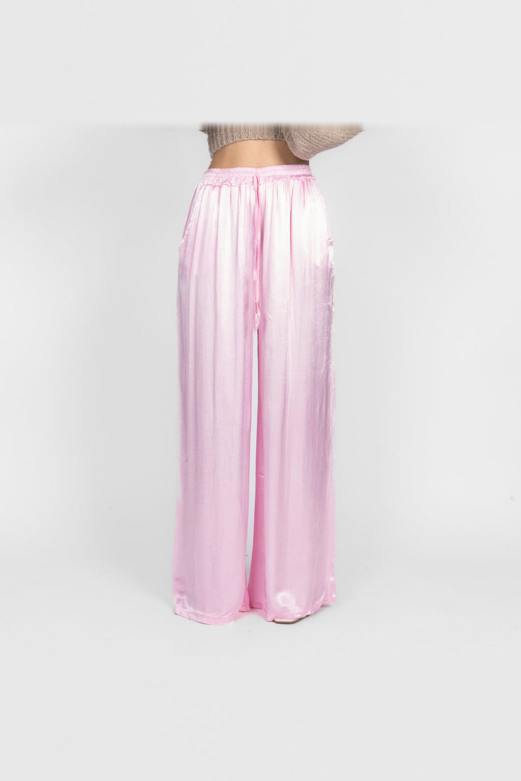 Pantalón de satén de pierna ancha en rosa chicle