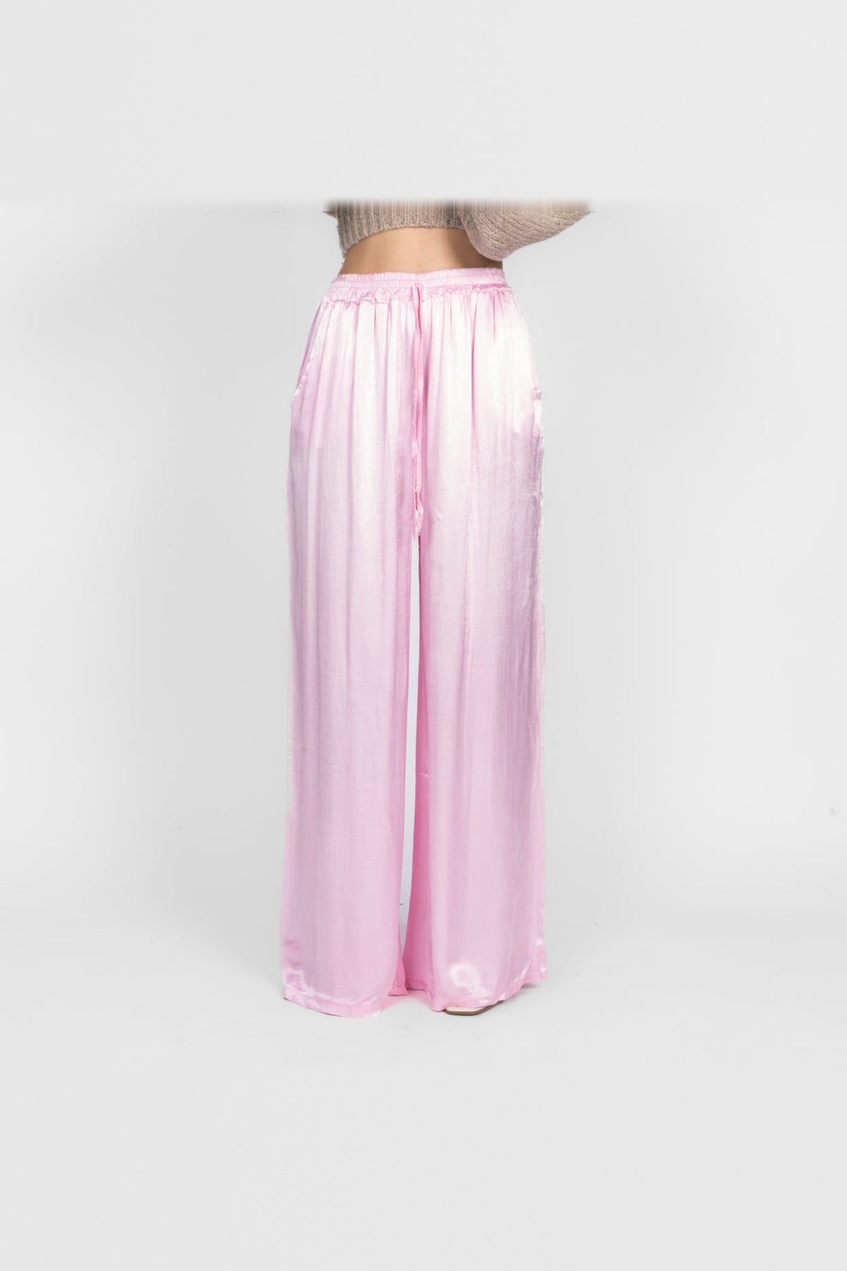 Pantalón de satén de pierna ancha en rosa chicle