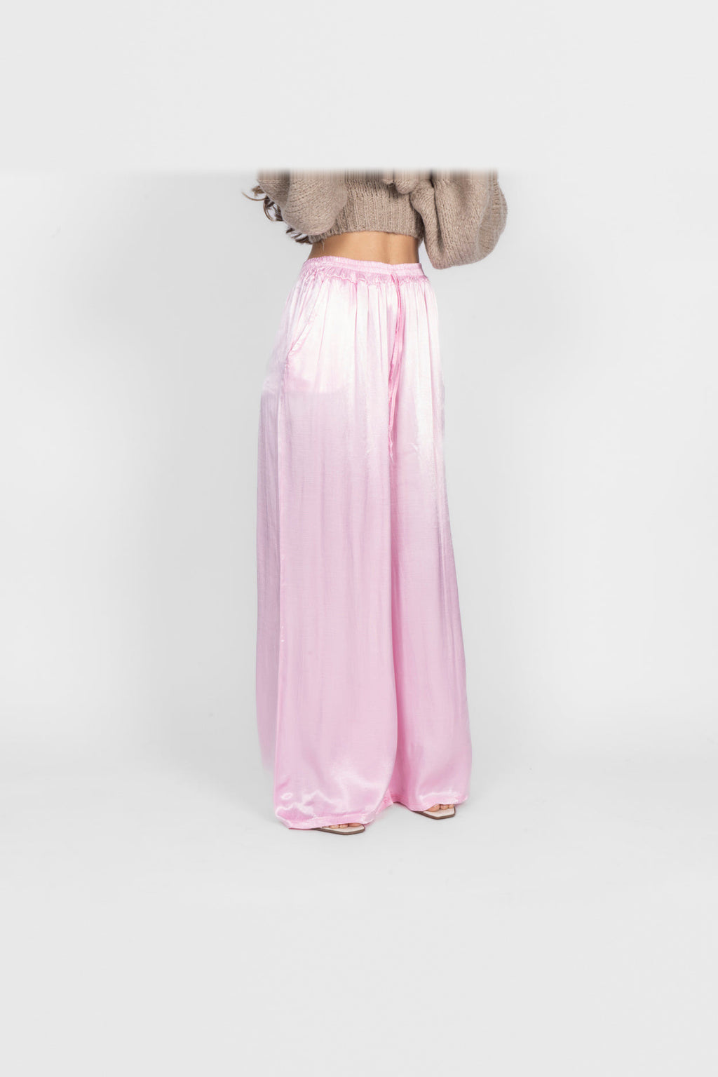 Pantalón de satén de pierna ancha en rosa chicle