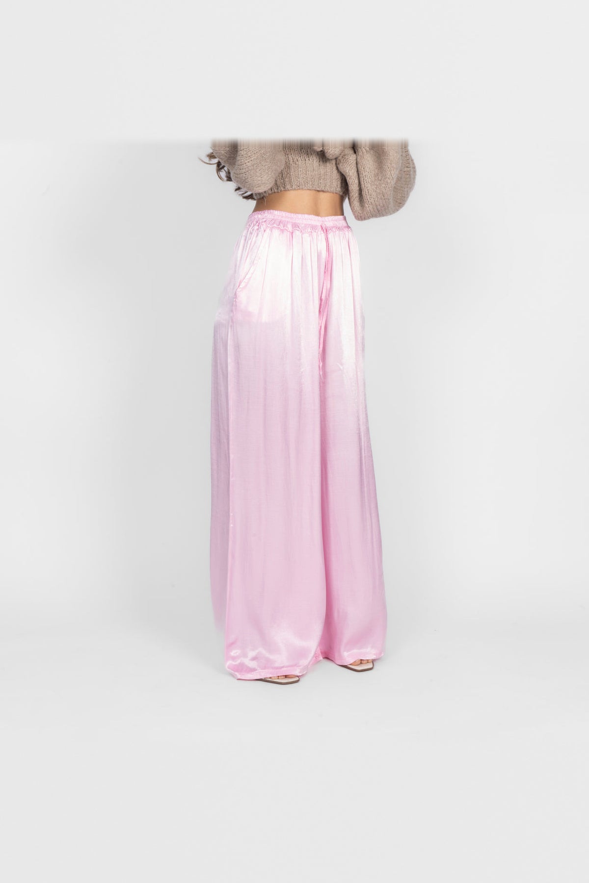 Pantalón de satén de pierna ancha en rosa chicle