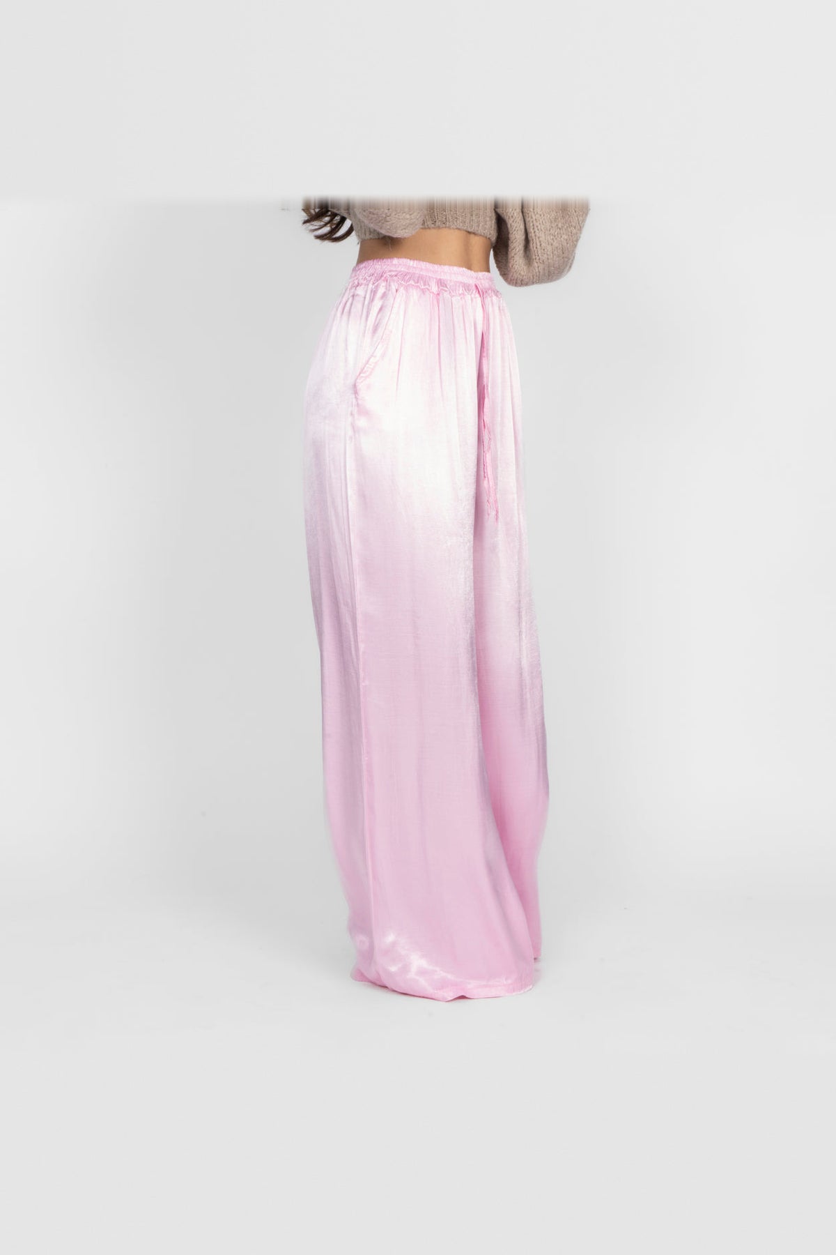 Pantalón de satén de pierna ancha en rosa chicle