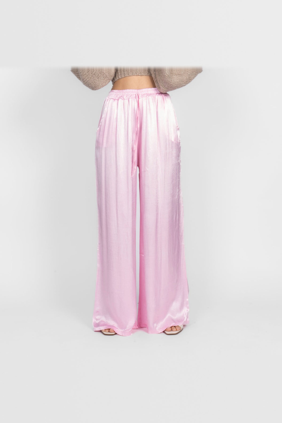 Pantalón de satén de pierna ancha en rosa chicle