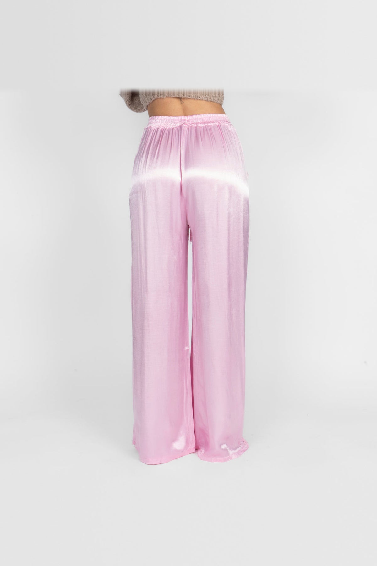Pantalón de satén de pierna ancha en rosa chicle