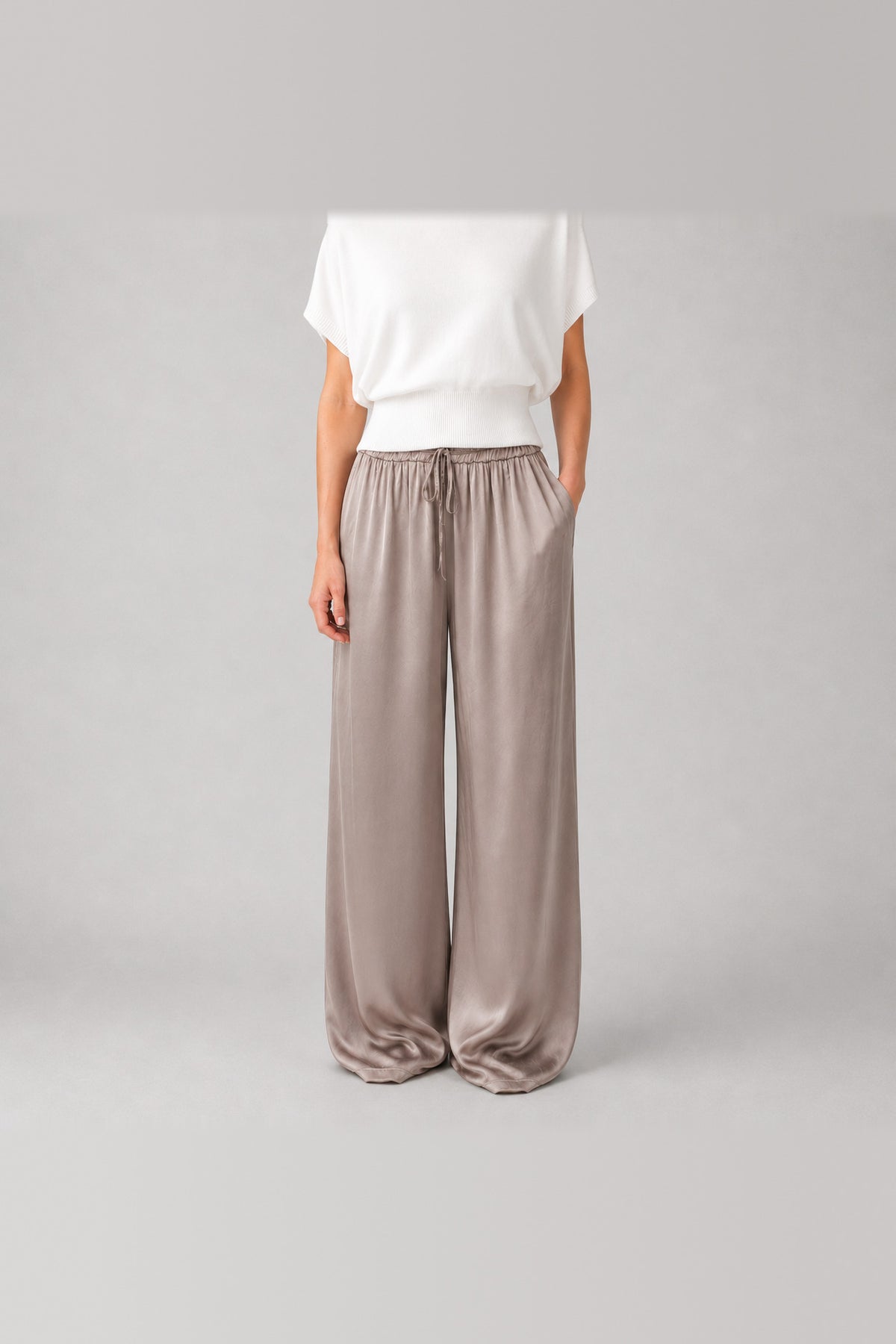 Pantalón de satén de pierna ancha en visón