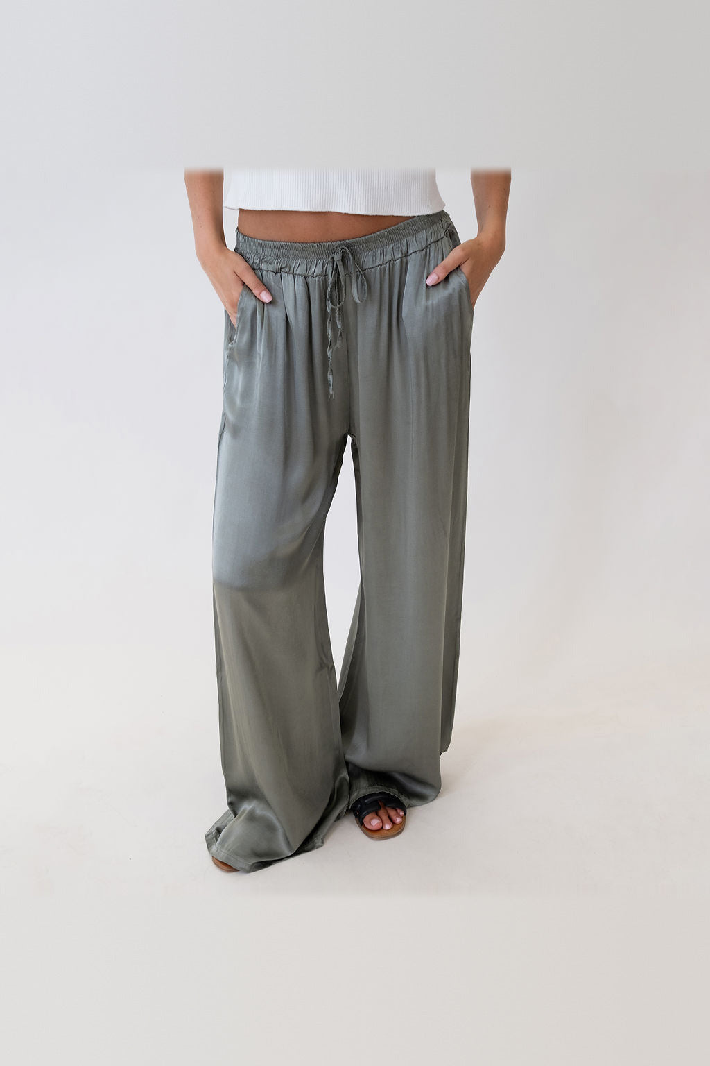 Pantalón de satén de pierna ancha en verde salvia