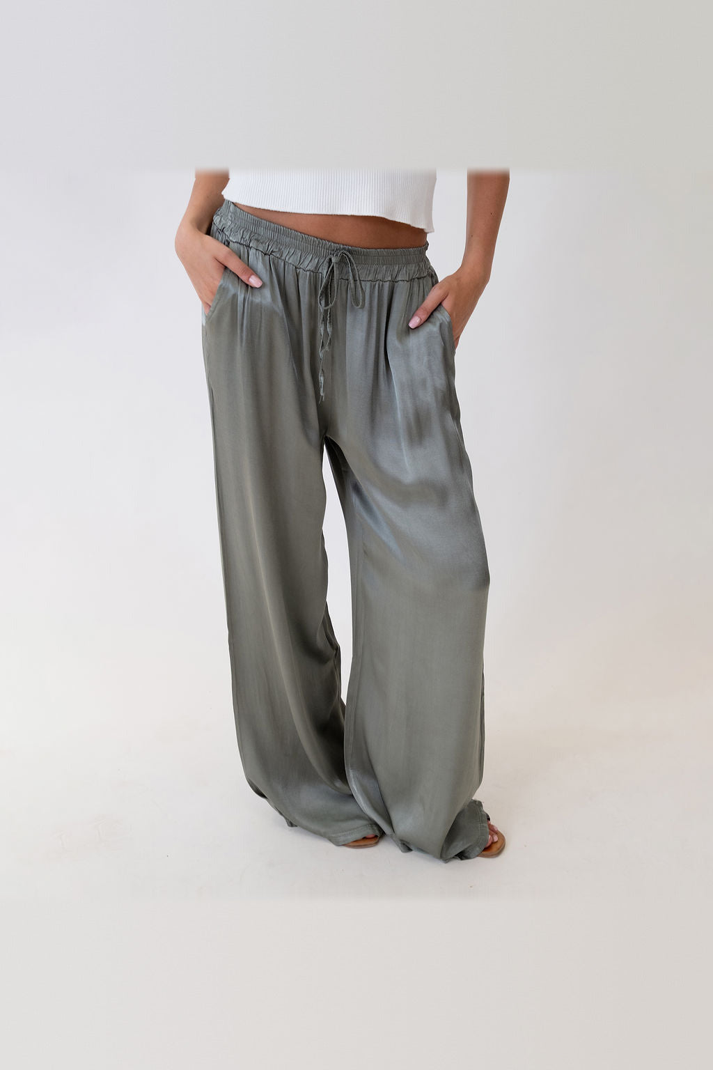 Pantalón de satén de pierna ancha en verde salvia