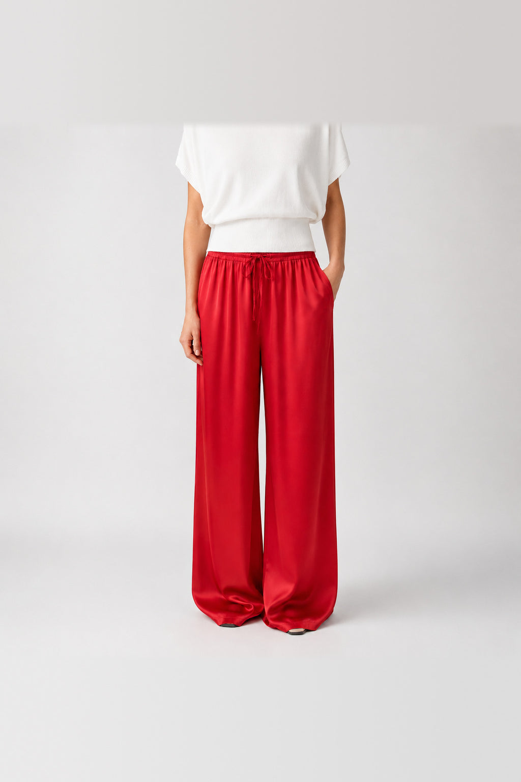 Pantalón de satén de pierna ancha en rojo