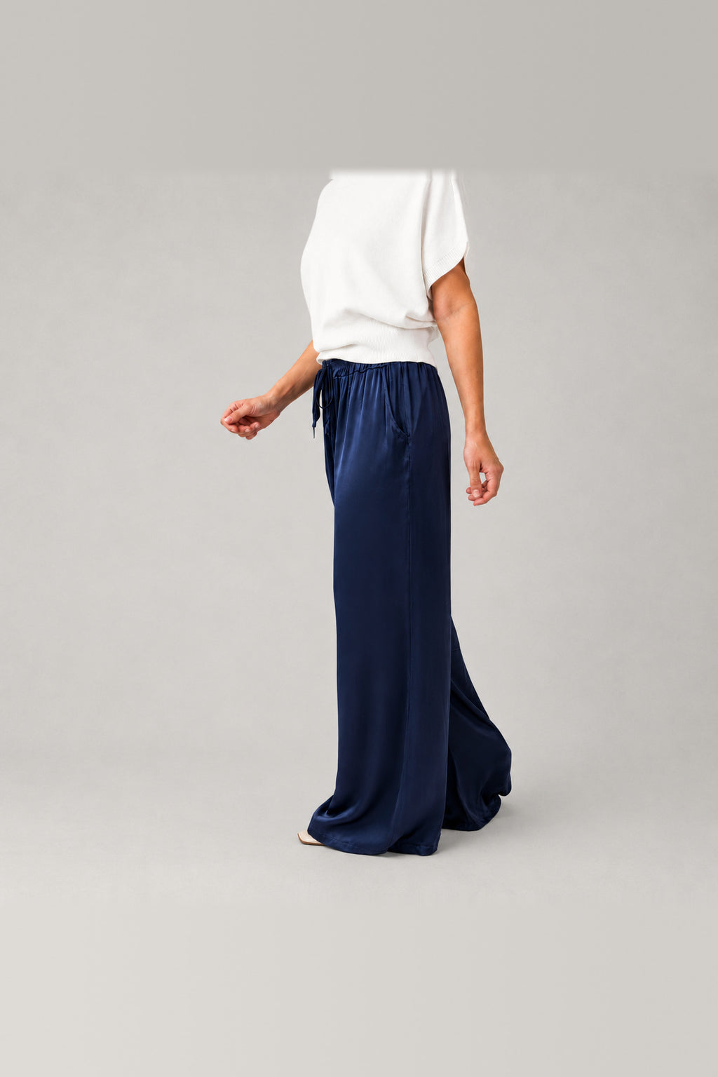 Pantalón de satén de pierna ancha en azul marino