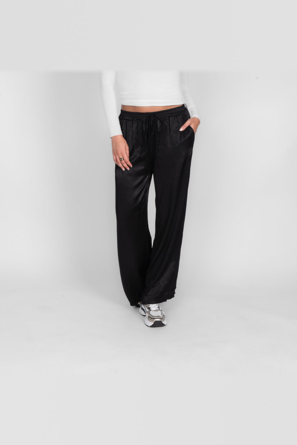 Pantalón de satén de pierna ancha en negro